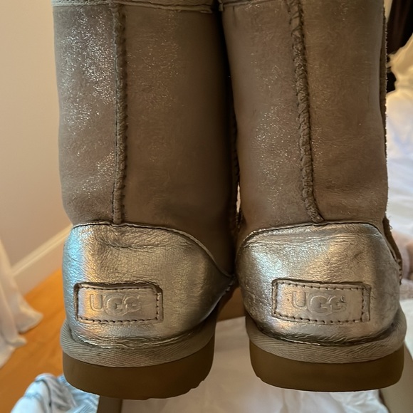 Girls size 3 kids classic shimmer uggs - Picture 8 of 10